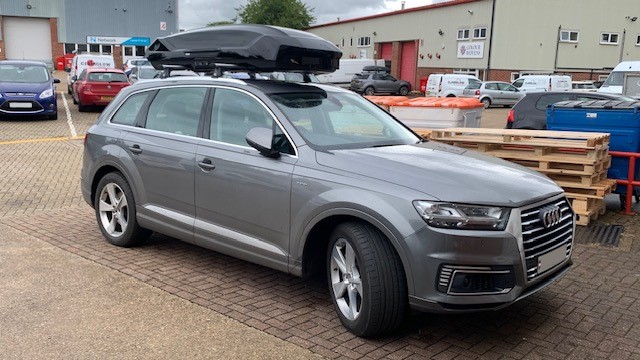Audi Q7 with Thule Motion 3 XXL Glossy Black roof box