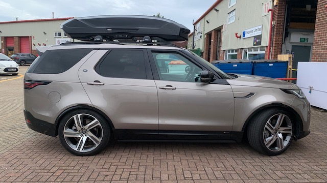 Land Rover Discovery 5 with Thule WingBar Edge roof bars & Thule Motion 3 XXL Glossy Black roof box